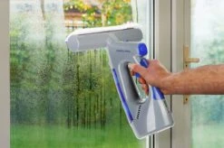 Swiss Pro+ Ruitenreiniger 3 In 1 WV 2 Blue Edition Window Vac - Ca. 120 M² - Waterzuiger - Incl. Smalle Zuigmond - Oplaadbaar - Raamwisser - Streeploos - Clicksystem - 2 Microvezeldoekjes - Met Sprayfunctie - Low Noise - Hepafilter -Schoonmaakproducten Winkel 1200x799 1