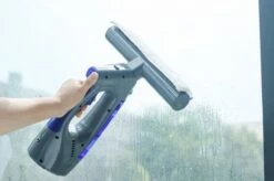 Swiss Pro+ Ruitenreiniger 3 In 1 WV 2 Blue Edition Window Vac - Ca. 120 M² - Waterzuiger - Incl. Smalle Zuigmond - Oplaadbaar - Raamwisser - Streeploos - Clicksystem - 2 Microvezeldoekjes - Met Sprayfunctie - Low Noise - Hepafilter -Schoonmaakproducten Winkel 1200x799